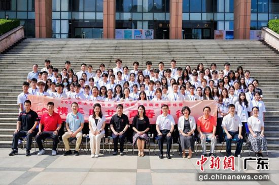 训练营师生合影。受访方供图