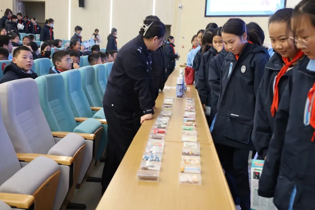 同学们近距离观察仿真毒品