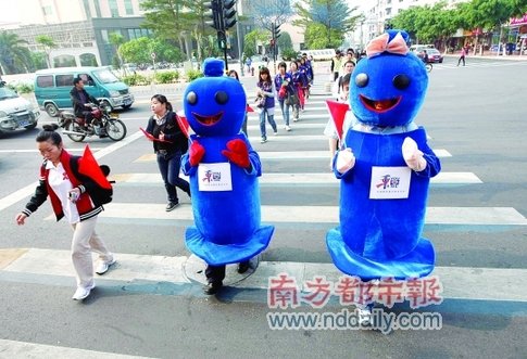 图:国际公益组织志愿者路派安全套宣传防艾