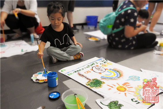 图为席地而坐的小参赛者