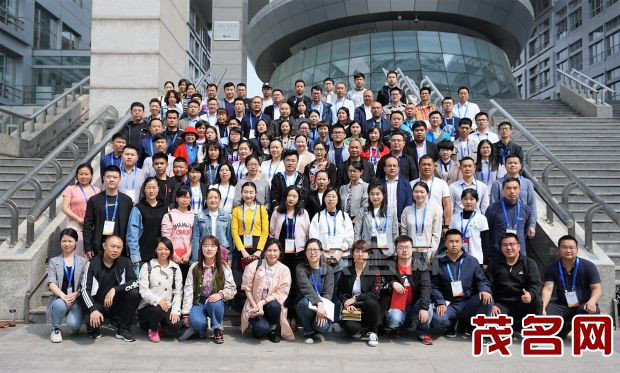 来自全国32个省市地区111名培训人员集体合影