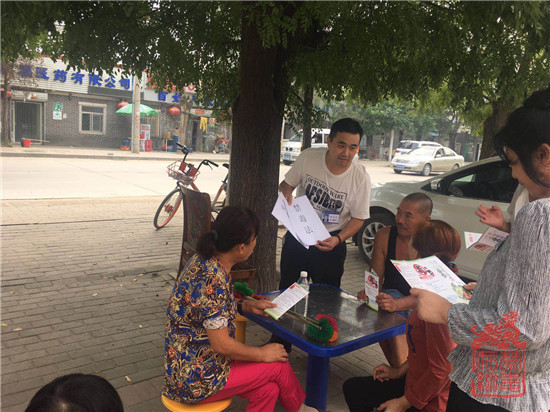 马池口镇禁毒社工刘军发放禁毒宣传资料