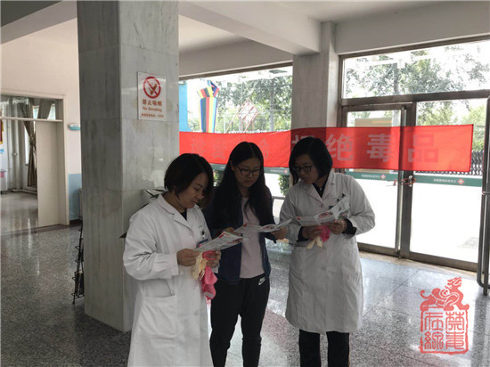 百善镇禁毒社工袁天鸿向医护人员讲解毒品知识