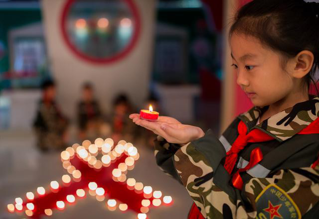 点亮“红丝带” 呼吁关注艾滋病