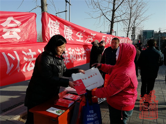 沙河禁毒社工凌邵华向群众发放禁毒宣传手册