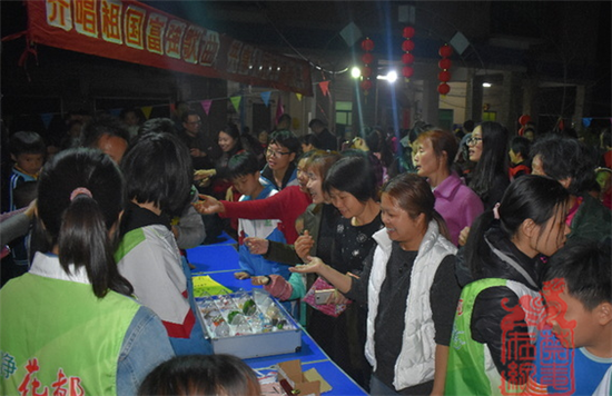 图为游园会禁毒宣传现场