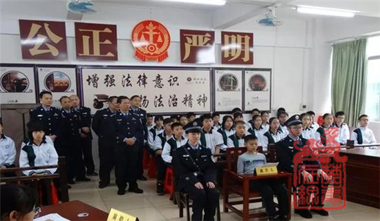 图为“模拟庭审”演出