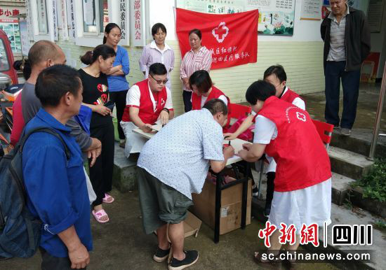 免费医疗服务。(雨城警方供图)