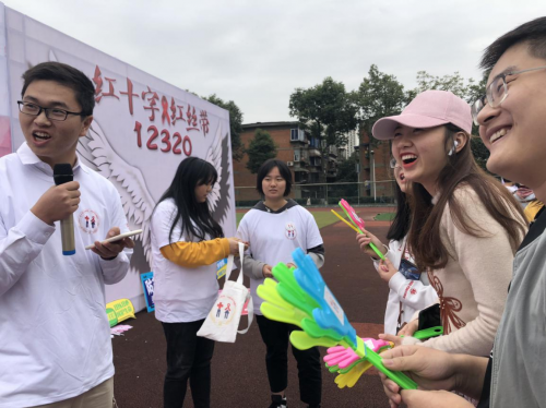 “红十字 红丝带·12320防艾青春行”在四川启动 “红十字 红丝带·12320防艾青春行”在四川启动