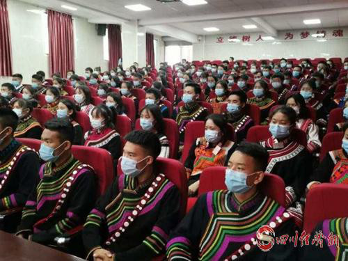 19（网）什邡带来特别的“520”配图   认真听讲座.jpg