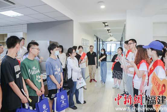 学生志愿者和企业员工进行禁毒防艾知识问答互动 学生志愿者和企业员工进行禁毒防艾知识问答互动