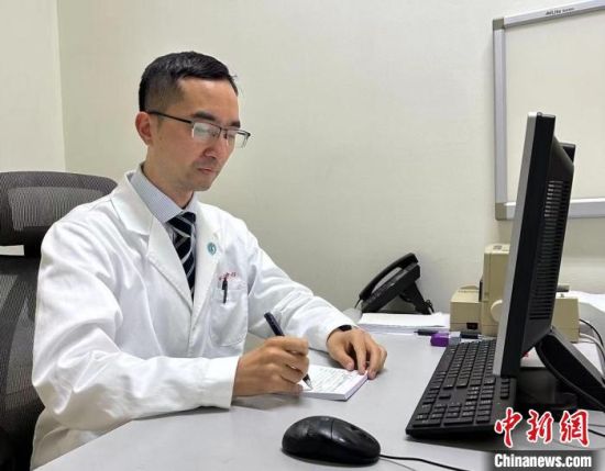 陈军指出，HIV感染者出现焦虑、抑郁、压力、疲劳和睡眠障碍等症状时，要及早寻求专业医生的帮助。　陈军供图