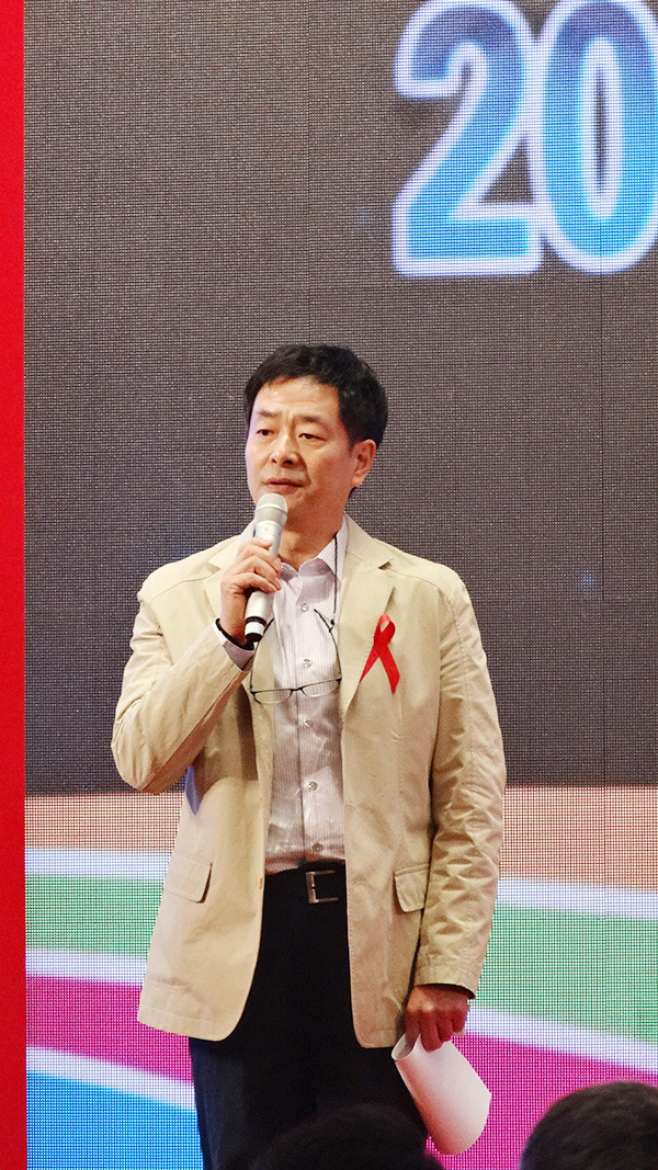 濮存昕现场主持